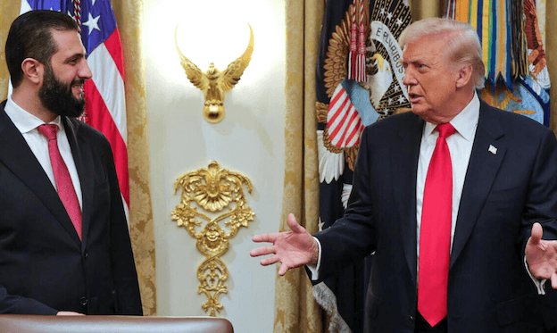 Donald Trump et Ahmed al-Charaa se tenant l'un face l'autre 