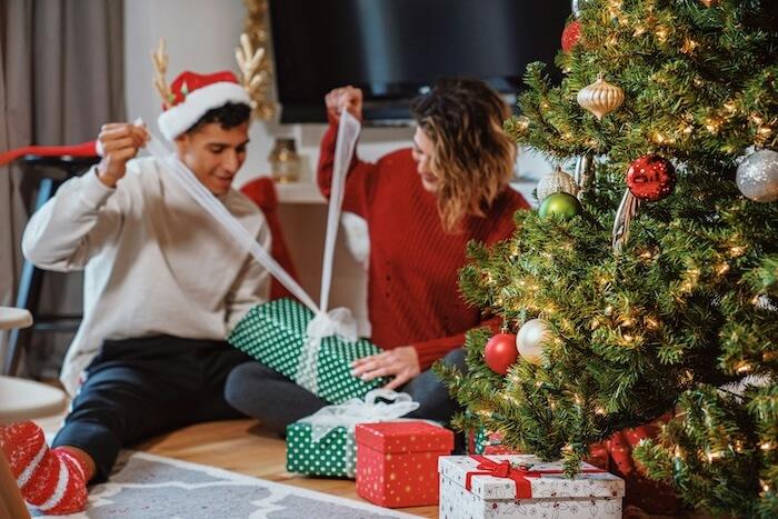 Une femme et un homme qui ouvrent des cadeaux