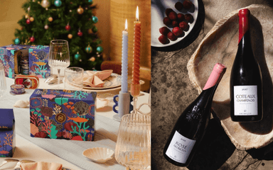 Table avec des cadeaux de Noël et bouteilles de vins