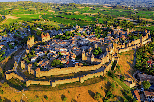 Carcassonne, avec sa célèbre Cité médiévale et ses remparts impressionnants, séduit par son histoire fascinante et son ambiance animée. La ville séduit par son ambiance vivante et son héritage historique.