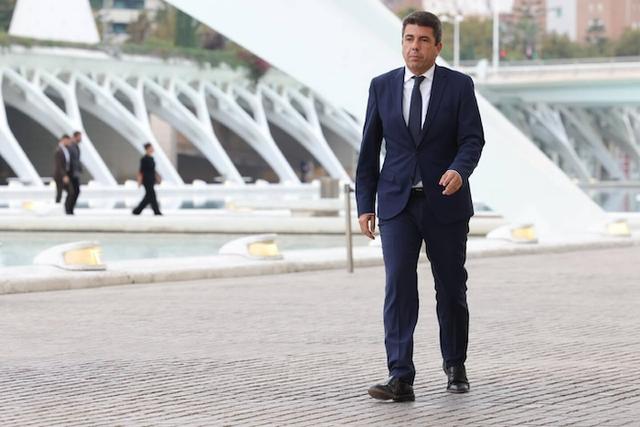 carlos mazon en train de marcher à la cité des arts et des sciences à valencia