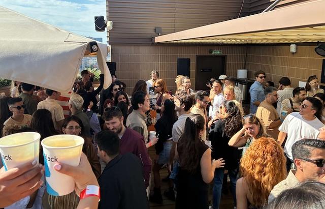 deux cafés et la piste de danse du coffee rave à l’hôtel Labtwentytwo à barcelone