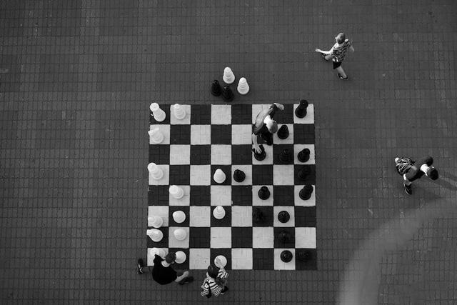 competition des talents dans le monde sur un heu d'échecs géant en plein air 