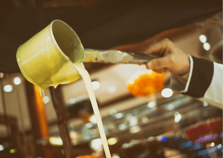 Geste du vendeur versant la boza, boisson traditionnelle turque servie à Istanbul
