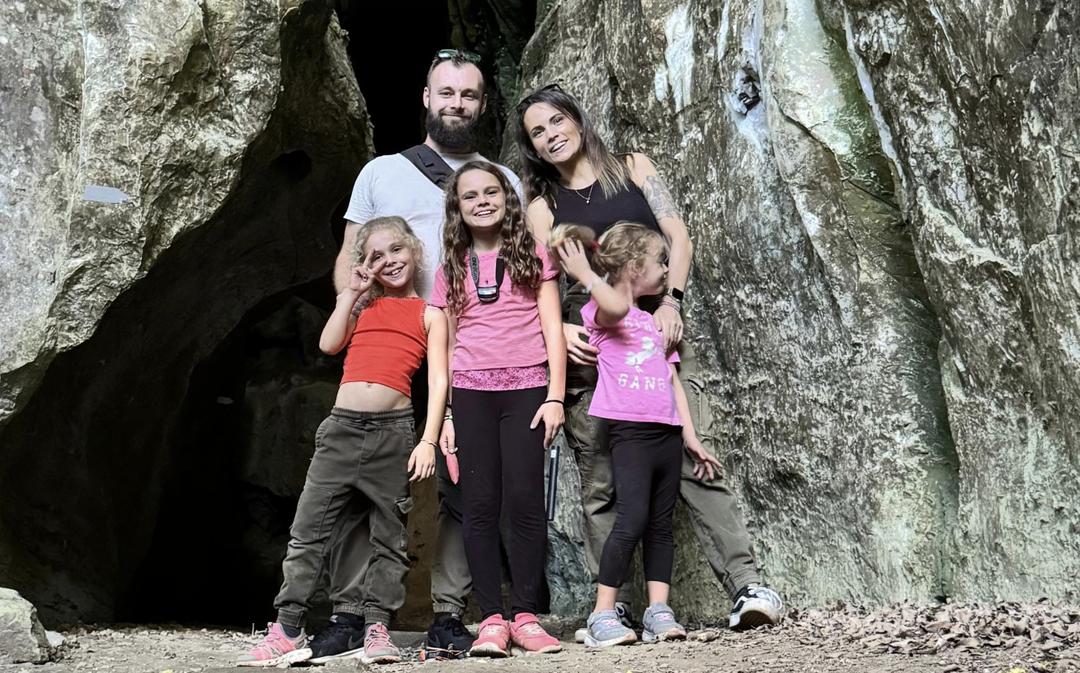 La famille Lodier dans la Grotte de Koumac.