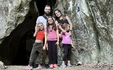 La famille Lodier dans la Grotte de Koumac.