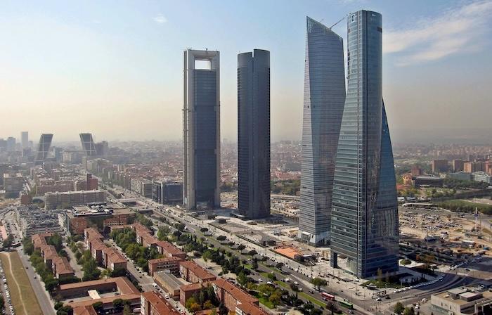 Vue panoramique du quartier financier de Madrid (Cuatro Torres Business Area) en Espagne