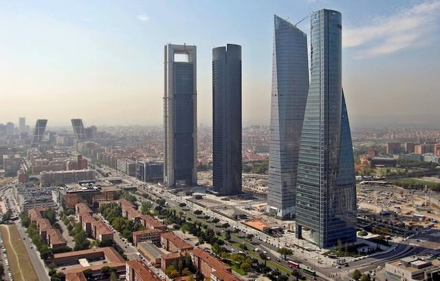 Vue panoramique du quartier financier de Madrid (Cuatro Torres Business Area) en Espagne