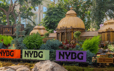 Des trains sillonnent des répliques de monuments new-yorkais