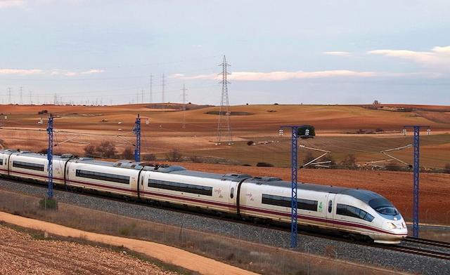 train renfe traversant un paysage ibérique