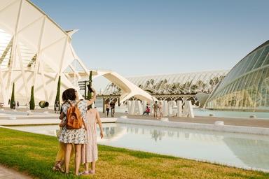 des personnes en train de se prendre en photo devant la cité des arts et des sciences à valencia