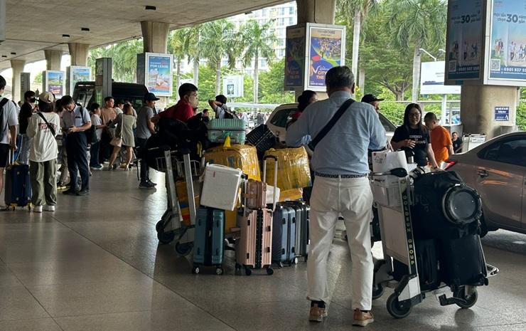 Voyageurs attendant leur taxi à l’Aéroport International de Tân Sơn Nhất