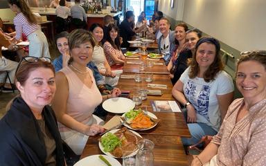 L’équipe au complet chez Madame Flod pour la dernière “réunion” de 2025.