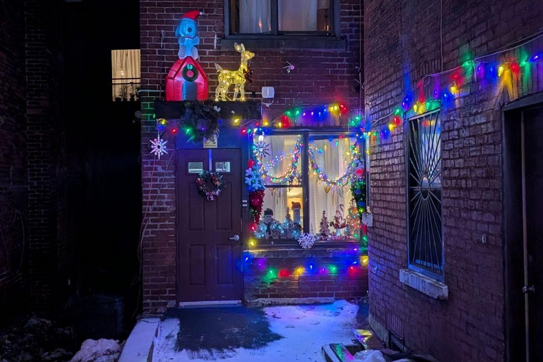 À Montréal, au fond d'une ruelle... illumination de Noël pour cette entrée 