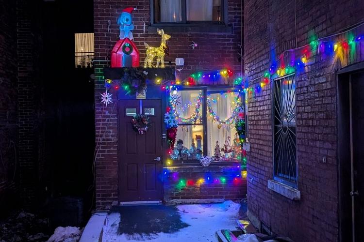 À Montréal, au fond d'une ruelle... illumination de Noël pour cette entrée 