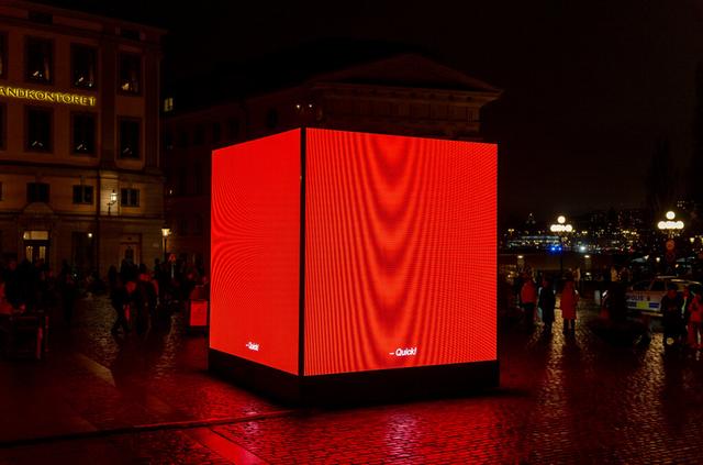 Cube rouge lumineux posé au sol dans Stockholm pour la Nobel Week Lights 