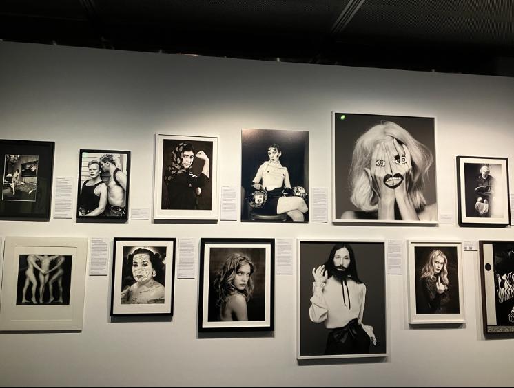 Photo d'un mur de cadres de photos en noir et blanc lors d'une exposition 