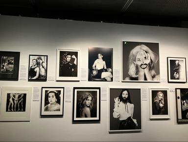 Photo d'un mur de cadres de photos en noir et blanc lors d'une exposition 