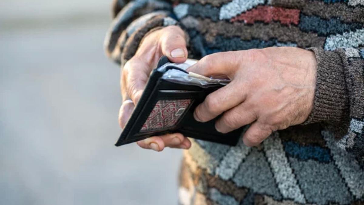 Main d’homme tenant un portefeuille