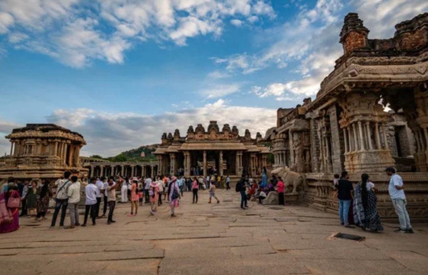 Touriste dans un temple asiatique