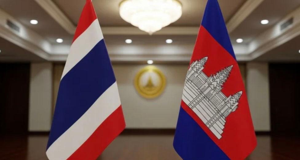 Drapeaux thaïlandais et cambodgien 