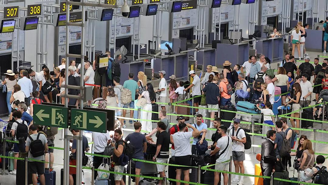 Viajeros en el aeropuerto de Málaga. / JAVIER ALBIÑANA