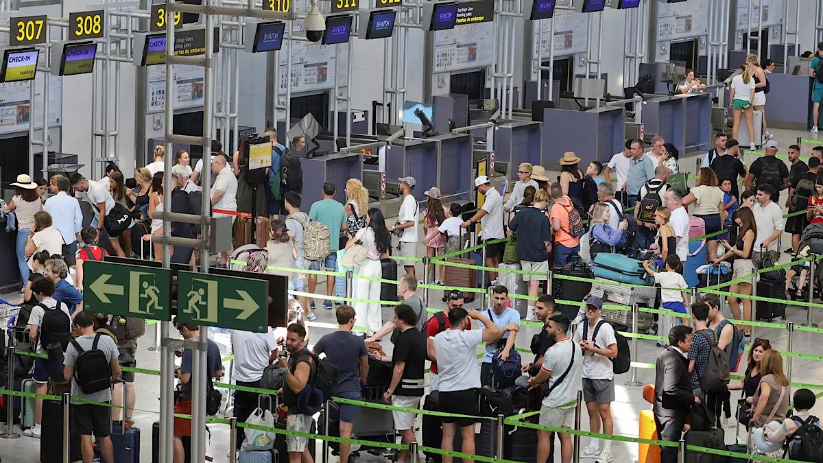 Viajeros en el aeropuerto de Málaga. / JAVIER ALBIÑANA