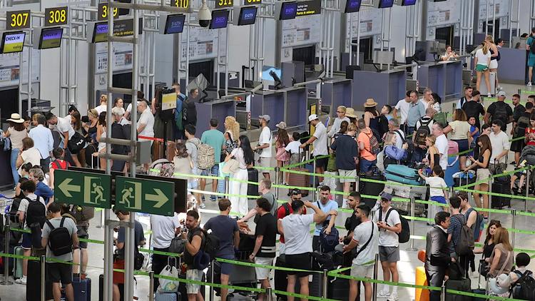 Viajeros en el aeropuerto de Málaga. / JAVIER ALBIÑANA