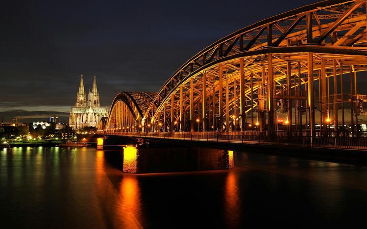 Vue de la cathédrale de Cologne et du pont Hohenzollern à Cologne depuis le Rhin