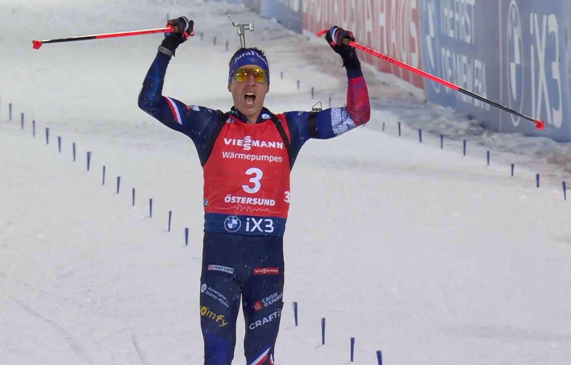 Un biathlète sur la ligne d'arrivée