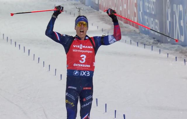 Un biathlète sur la ligne d'arrivée