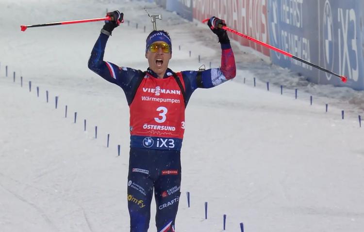 Un biathlète sur la ligne d'arrivée
