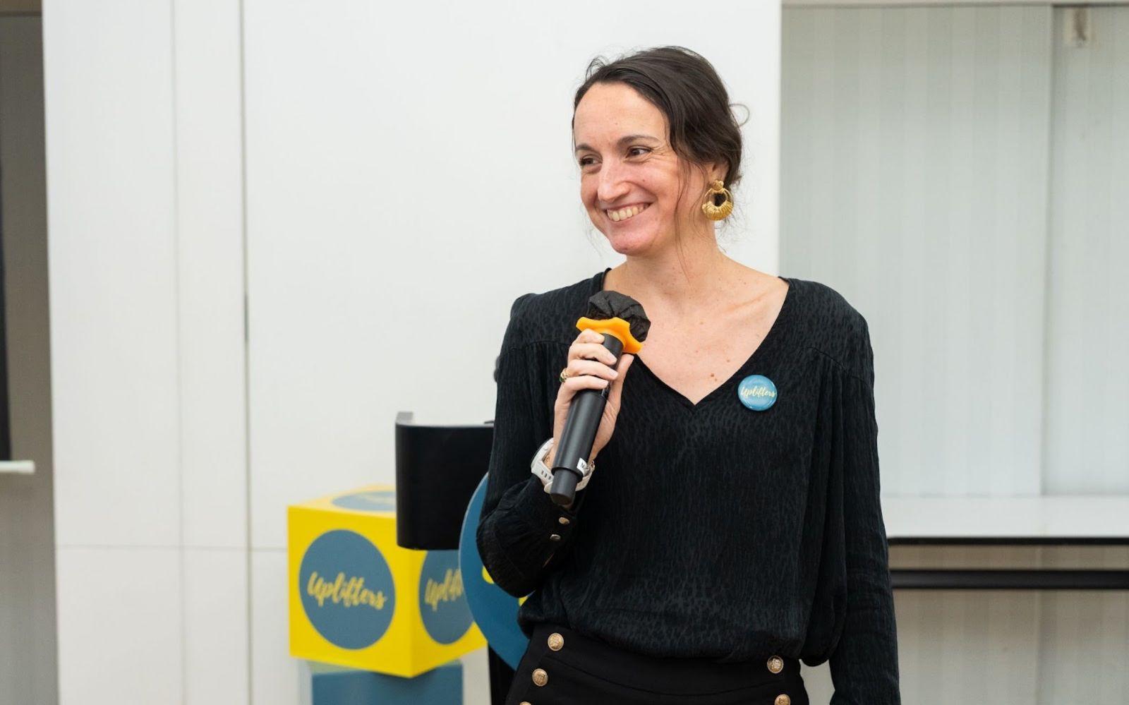 Marie Kretz Di Meglio, micro à la main.