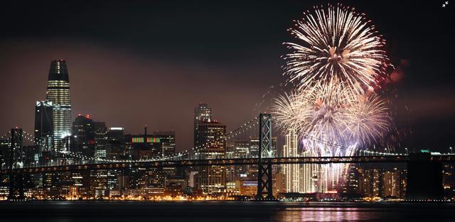 Le feu d'articifice de Embarcadero à San Francisco