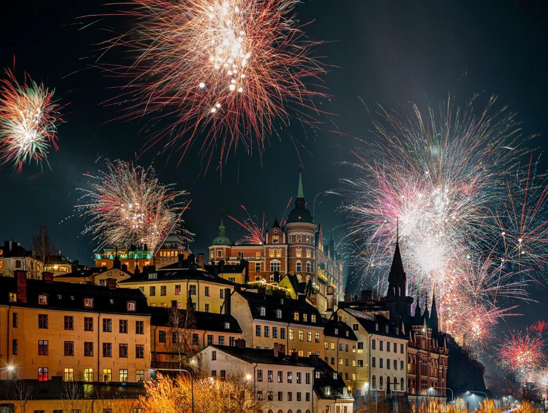 Feux d'artifice colorés au dessus des bâtiments de la ville de Stockholm 