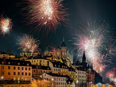 Feux d'artifice colorés au dessus des bâtiments de la ville de Stockholm 