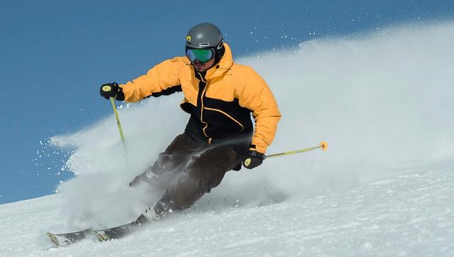 Un skieur sur une piste de ski