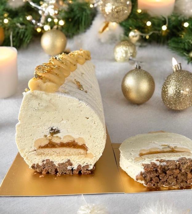 Buche de Noel sur une table décorée 