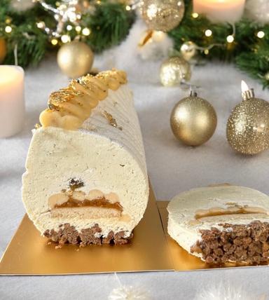 Buche de Noel sur une table décorée 