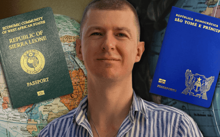 photo d'un homme avec deux passeports a cote de sa tete 