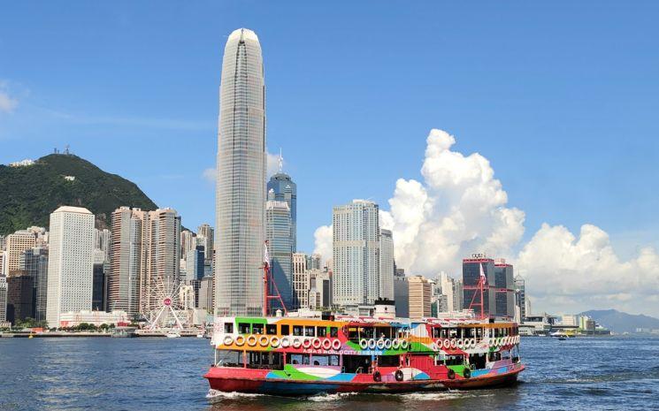 cheung-yin-hong-kong-ferry-unplash