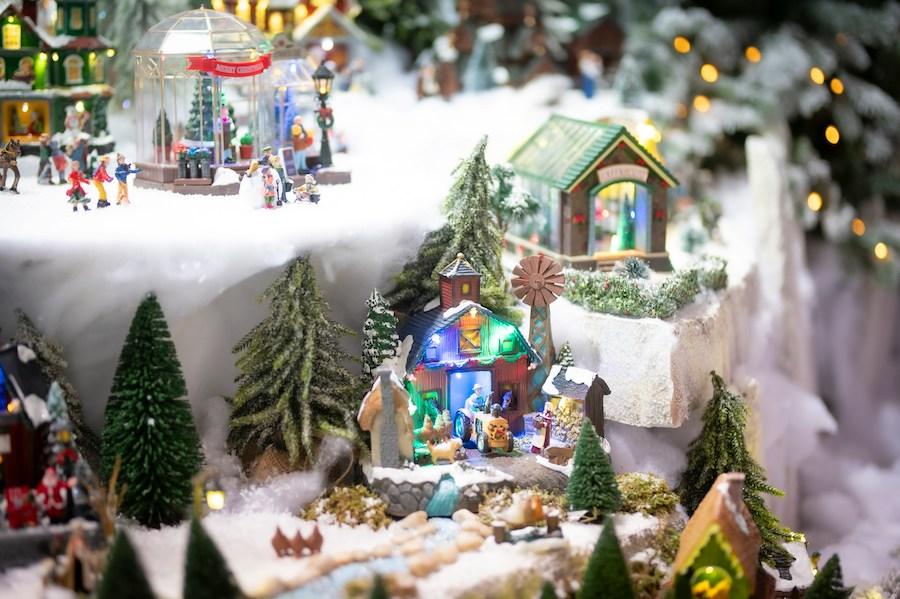 vivre les fêtes en expatriation avec des santons partout 