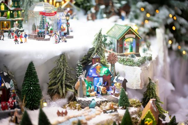 vivre les fêtes en expatriation avec des santons partout 