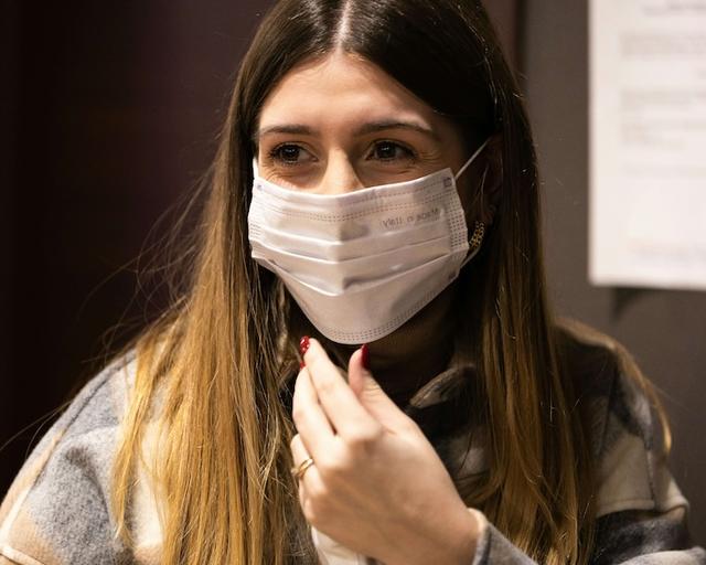 une femme portant un masque en espagne