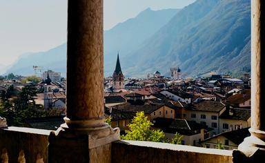 vue d'une ville avec montagne en arrière plan
