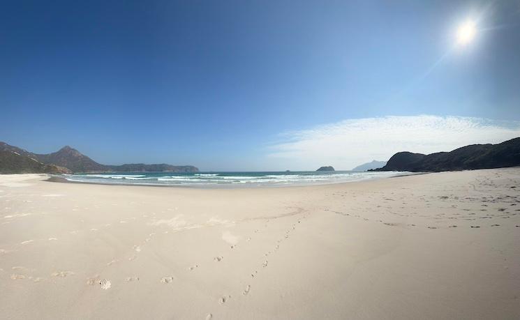 Une plage à Hong Kong sous le soleil radieux du mois de novembre 