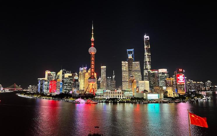 La ville de shanghai dans la nuit avec des lumieres