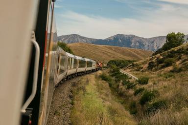 train dans les montagnes en espagne