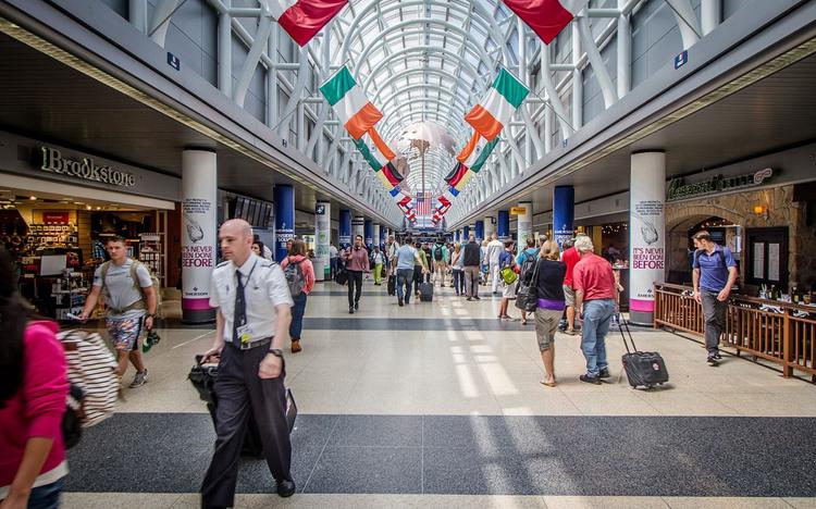 Des voyageurs tirent leurs valises à l'aéroport international de Chicago aux États-Unis.
