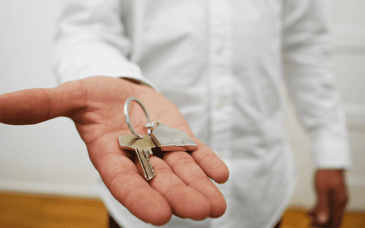 clé dans la main d'un homme